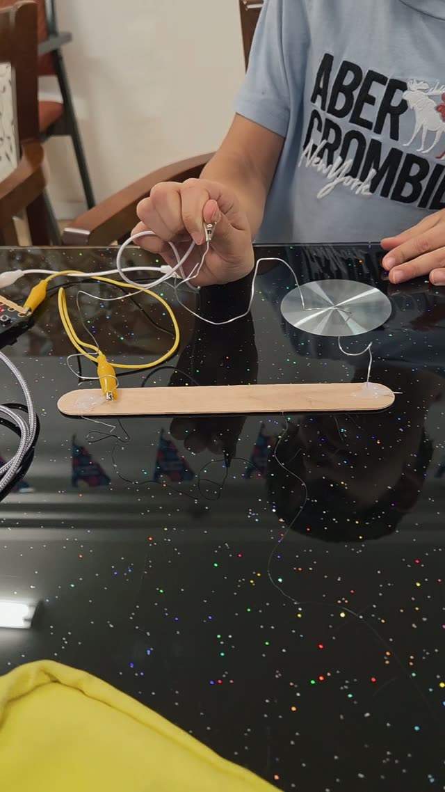 Drôtená dráha a slučka pre arkádovú hru Pevná ruka pripojené na micro:bit, ktorý počíta chyby a meria čas