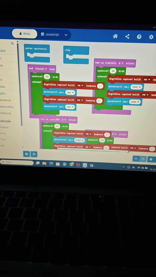 Program poskladaný z farebných blokov v prostredí MakeCode, v ktorom deti programujú micro:bit bez písania kódu