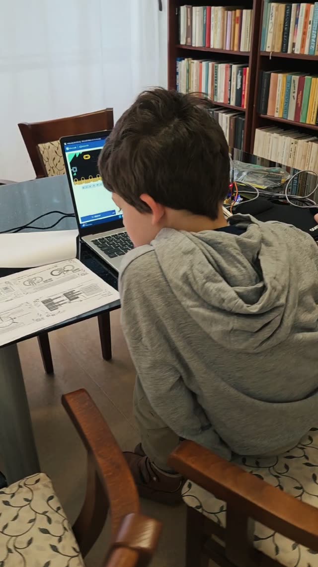 Dieťa pri notebooku pracuje podľa pracovného listu, ktorý ho krok po kroku vedie projektom