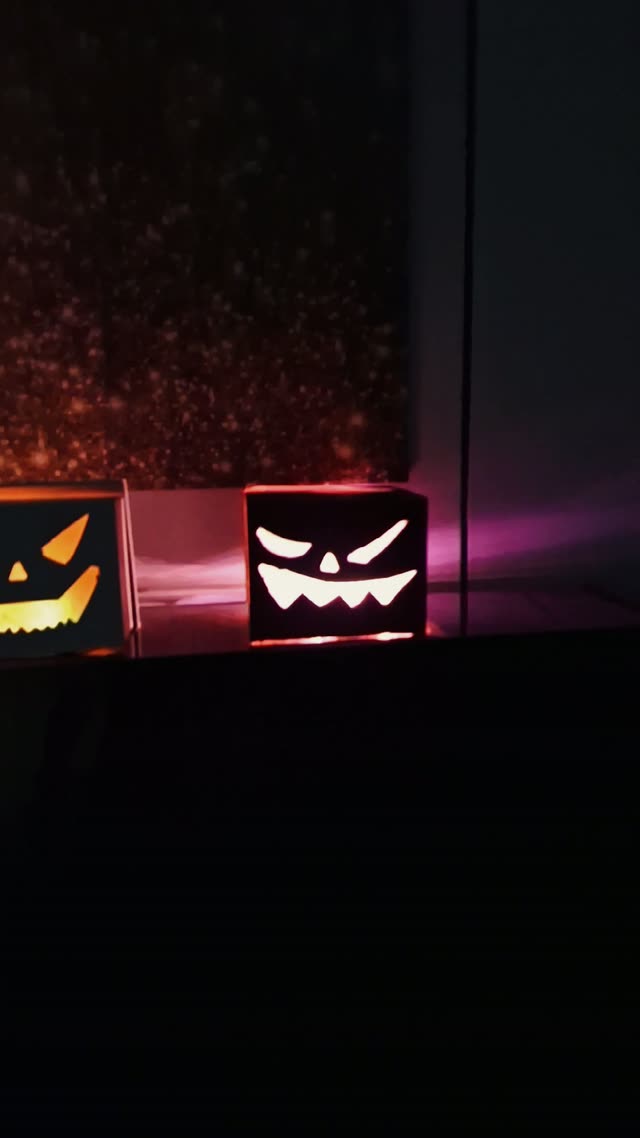 Hotové svietiace halloweenske strašidlá s vyrezanými tvárami, ktoré deti na krúžku postavili aj naprogramovali