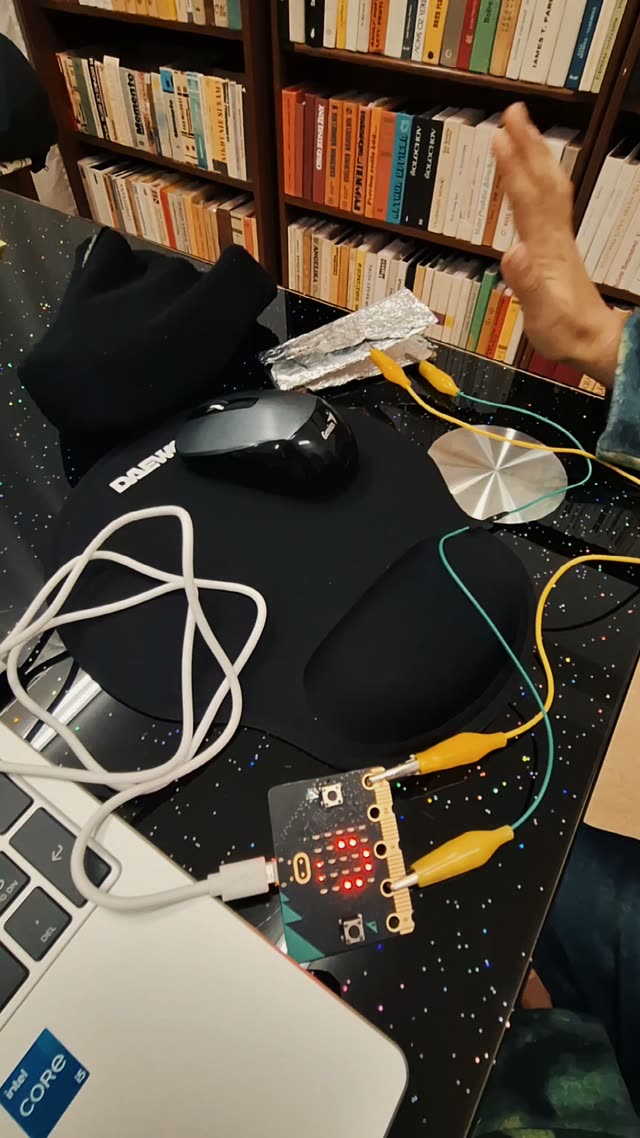 Micro:bit prepojený krokosvorkami s alobalovými kontaktmi pri projekte Tlapkáč, na ktorom sa deti učia, ako sa uzatvára elektrický obvod
