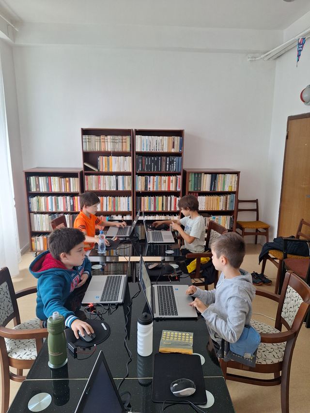 Každé dieťa má na krúžku svoj notebook a programuje micro:bit v prostredí MakeCode, kde sa program skladá z farebných blokov