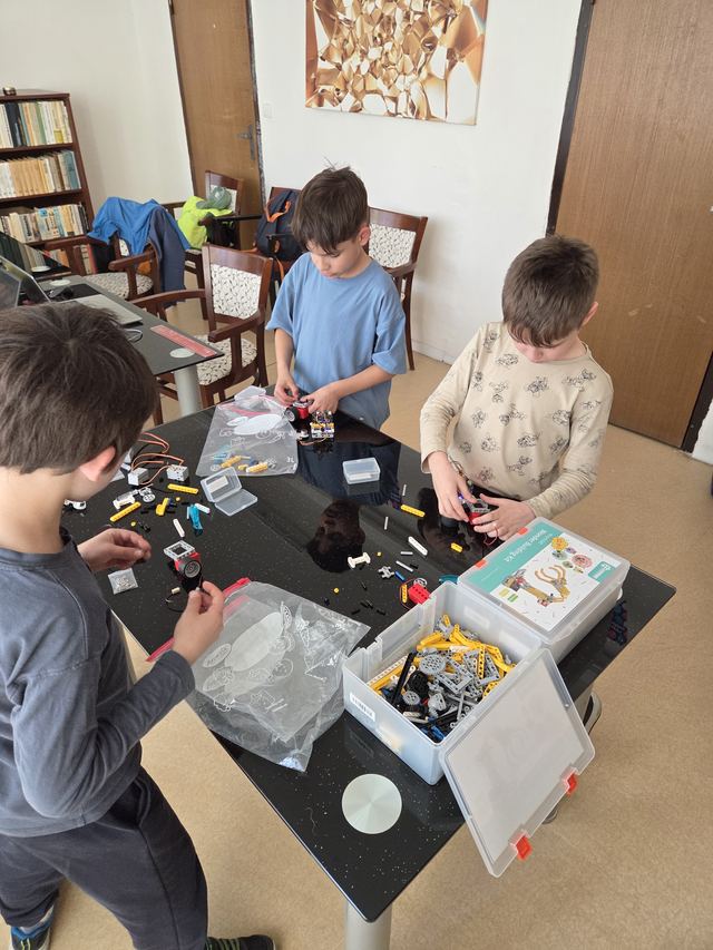 Deti skladajú lego autíčka s micro:bitom a učia sa postaviť konštrukciu, ktorá vydrží aj pohyb