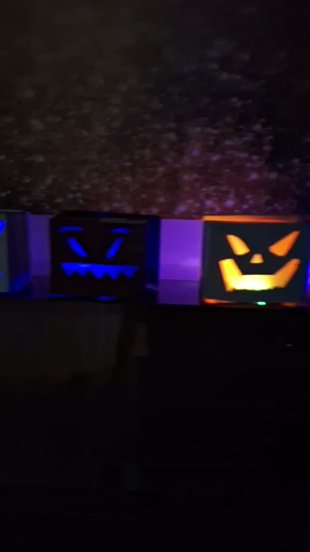 Svietiace halloweenske strašidlá z kartónu s vyrezanými tvárami, deťom blikajú a plynulo menia farby podľa vlastného programu