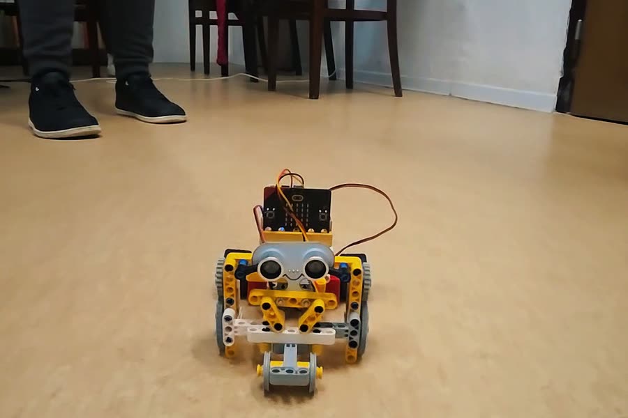 Lego autíčko s micro:bitom na podvozku jazdí po podlahe