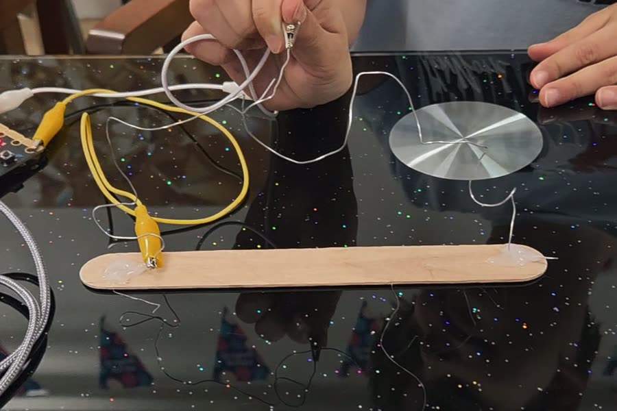 Drôtená dráha a slučka pre hru Pevná ruka pripojené na micro:bit