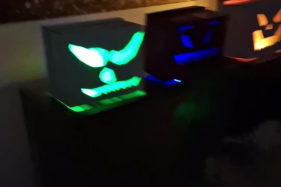 Svietiace halloweenske strašidlá z kartónu, ktoré deti vyrobili a naprogramovali na krúžku